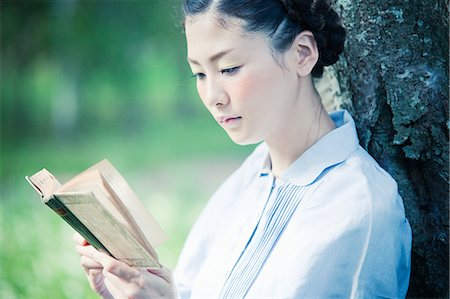 simsearch:614-02985269,k - Young woman reading book, close up Stock Photo - Premium Royalty-Free, Code: 614-08872757