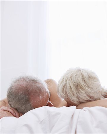 Senior couple relaxing in bed Photographie de stock - Premium Libres de Droits, Code: 614-08872947