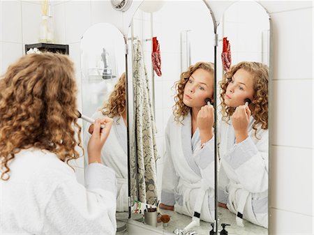 simsearch:614-07194271,k - Young woman applying make-up in mirror Foto de stock - Sin royalties Premium, Código: 614-08873607