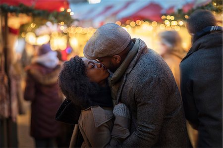 Romantic couple kissing at Christmas market, New York, USA Photographie de stock - Premium Libres de Droits, Code: 614-08884739