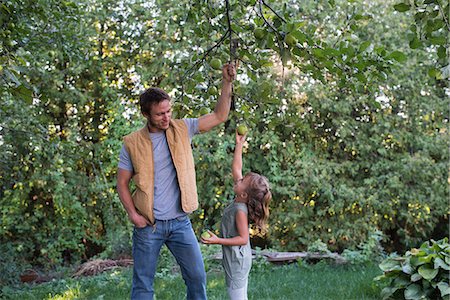 family apple orchard - Father helping daughter reach apple on tree Photographie de stock - Premium Libres de Droits, Code: 614-08880755
