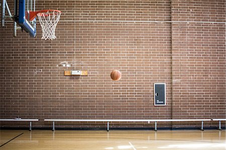 simsearch:632-06317210,k - Basketball ball mid air on empty basketball court Foto de stock - Sin royalties Premium, Código: 614-08880954