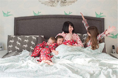 simsearch:640-06963757,k - Mother and children lying in bed together Stock Photo - Premium Royalty-Free, Code: 614-08881216