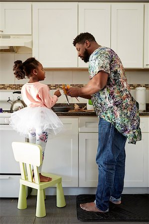 simsearch:614-06623416,k - Mature man teaching daughter about kitchen knives in kitchen Stock Photo - Premium Royalty-Free, Code: 614-08881284