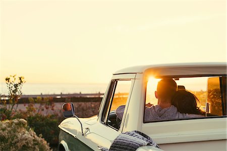 Rear view of couple in pickup truck watching sunset at Newport Beach, California, USA Photographie de stock - Premium Libres de Droits, Code: 614-08881449