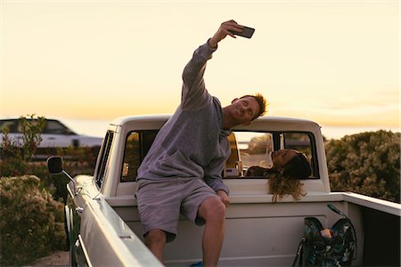 Man taking smartphone selfie with girlfriend in back of pickup truck at Newport Beach, California, USA Photographie de stock - Premium Libres de Droits, Code: 614-08881462