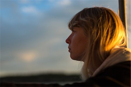 simsearch:614-06896619,k - Woman looking out from boat at sunset on coast of Maine, USA Foto de stock - Sin royalties Premium, Código: 614-08908626