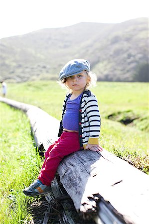 simsearch:614-07031875,k - Portrait of male toddler in flat cap sitting on log Foto de stock - Sin royalties Premium, Código: 614-08926039