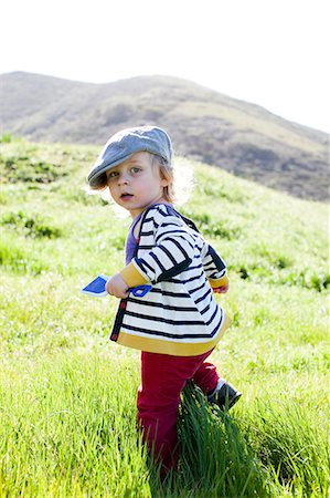 simsearch:614-07031875,k - Portrait of male toddler looking back while toddling in grass Foto de stock - Sin royalties Premium, Código: 614-08926040