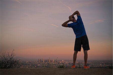 simsearch:614-07194719,k - Rear view of jogger stretching at dusk, Runyon Canyon, Los Angeles, California, USA Foto de stock - Sin royalties Premium, Código: 614-08926246