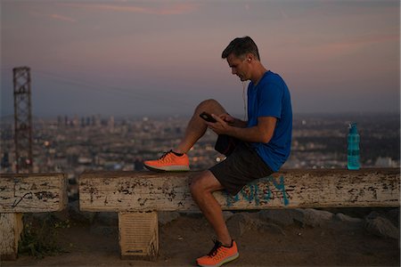 simsearch:614-07194719,k - Jogger sitting on bench looking at smartphone, Runyon Canyon, Los Angeles, California, USA Foto de stock - Sin royalties Premium, Código: 614-08926247