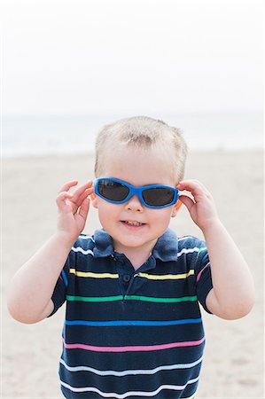 simsearch:614-07031875,k - Portrait of male toddler putting on blue sunglasses at beach Foto de stock - Sin royalties Premium, Código: 614-08946119