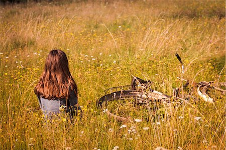 simsearch:614-05557077,k - Rear view of teenage girl with bicycle sitting in long grassy field Stock Photo - Premium Royalty-Free, Code: 614-08984249