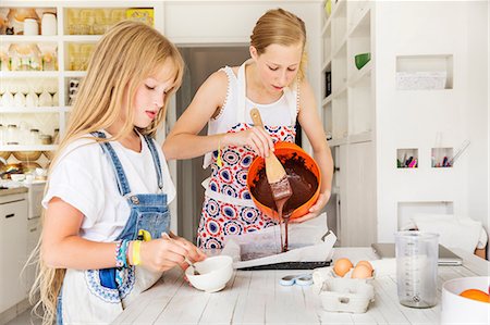Girls preparing chocolate brownies in kitchen Stock Photo - Premium Royalty-Free, Code: 614-08983119