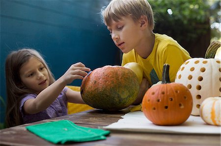 simsearch:614-08270379,k - Boy and sister preparing pumpkins on garden table Stock Photo - Premium Royalty-Free, Code: 614-08983556
