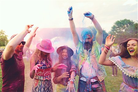simsearch:649-08117852,k - Young adult friends dancing and throwing coloured chalk powder at festival Foto de stock - Sin royalties Premium, Código: 614-08990457