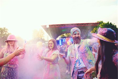 simsearch:649-08117852,k - Young adult friends dancing and throwing coloured chalk powder at festival Foto de stock - Sin royalties Premium, Código: 614-08990461