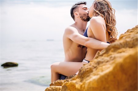 simsearch:614-06896801,k - Couple kissing on rock Stock Photo - Premium Royalty-Free, Code: 614-09017278