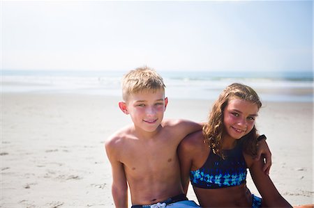 Siblings at beach Stock Photo - Premium Royalty-Free, Code: 614-09026972