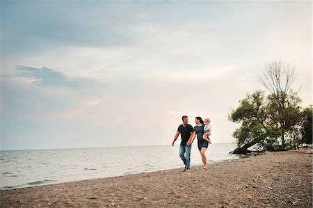 simsearch:614-06002173,k - Pregnant couple strolling along beach with male toddler son, Lake Ontario, Canada Stock Photo - Premium Royalty-Free, Code: 614-09038712