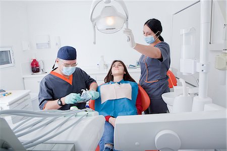 simsearch:649-07280884,k - Dentist and dental nurse with patient Foto de stock - Sin royalties Premium, Código: 614-09038898