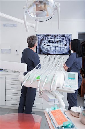 simsearch:649-07709952,k - Dentist and dental nurse looking at scan Stock Photo - Premium Royalty-Free, Code: 614-09038890