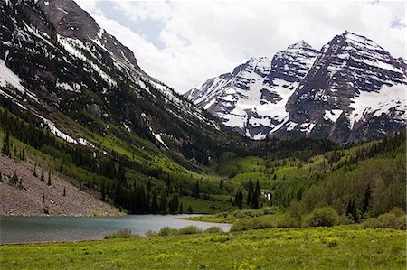 View of lake and snow capped Maroon Bells, Colorado, USA Stock Photo - Premium Royalty-Free, Code: 614-09039071