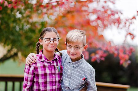 simsearch:614-03469543,k - Siblings with arms around each other dressed up as nerds Stock Photo - Premium Royalty-Free, Code: 614-09056691