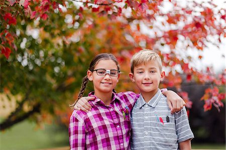simsearch:614-03469543,k - Siblings with arms around each other dressed up as nerd Stock Photo - Premium Royalty-Free, Code: 614-09056693