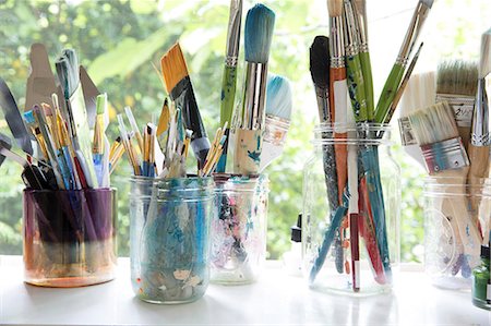 simsearch:649-06164558,k - Row of jars with variety of artist paintbrushes on window sill  of artists studio Photographie de stock - Premium Libres de Droits, Code: 614-09057077