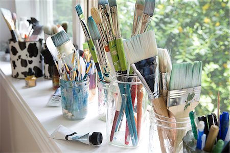 simsearch:649-06164558,k - Row of jars with variety of artist paintbrushes on window sill  of artists studio Photographie de stock - Premium Libres de Droits, Code: 614-09057078
