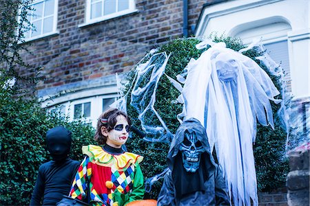 Young boys dressed in halloween costume, beside house, trick or treating Stock Photo - Premium Royalty-Free, Code: 614-09127266