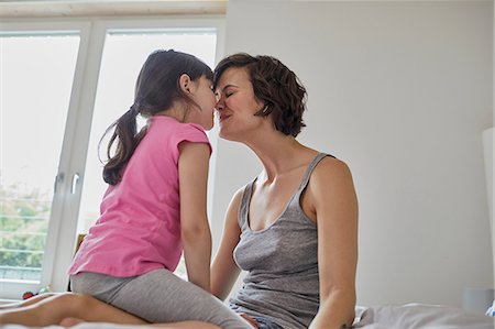 Mother and daughter at home, sitting together, touching noses Foto de stock - Sin royalties Premium, Código: 614-09127339