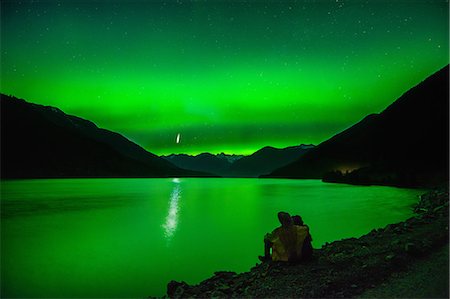 simsearch:614-07487145,k - Couple sitting beside Lillooet Lake, watching northern lights, Pemberton, British Columbia, Canada Photographie de stock - Premium Libres de Droits, Code: 614-09127436