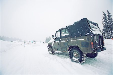 simsearch:614-06625108,k - Off-road vehicle on snow-covered field, Gurne, Ukraine Foto de stock - Sin royalties Premium, Código: 614-09135014