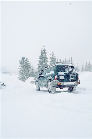 simsearch:614-06625108,k - Off-road vehicle on snow-covered field, Gurne, Ukraine Foto de stock - Sin royalties Premium, Código: 614-09135013