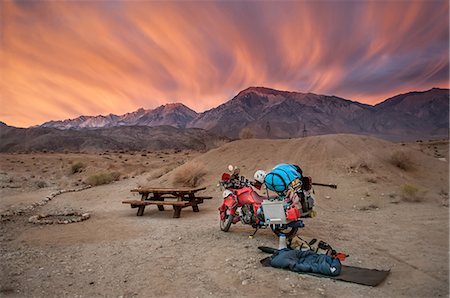 Part unloaded touring motorcycle parked at picnic area at sunset, High Sierra National Forest, California, USA Photographie de stock - Premium Libres de Droits, Code: 614-09159603