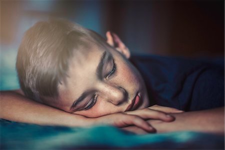 Boy sleeping on front Photographie de stock - Premium Libres de Droits, Code: 614-09168180