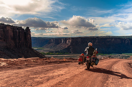 Biker on rock climbing route, Canyonlands National Park, Moab, Utah, USA Photographie de stock - Premium Libres de Droits, Code: 614-09178449