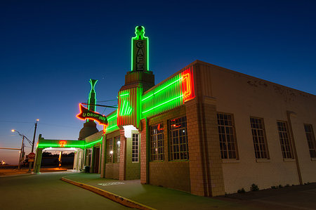 past - Old U Drop Inn, Route 66 landmark, Shamrock, Texas Stock Photo - Premium Royalty-Free, Code: 614-09178495