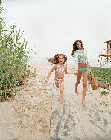 simsearch:400-07181052,k - Mother and daughter running on beach Stock Photo - Premium Royalty-Free, Code: 614-09209846