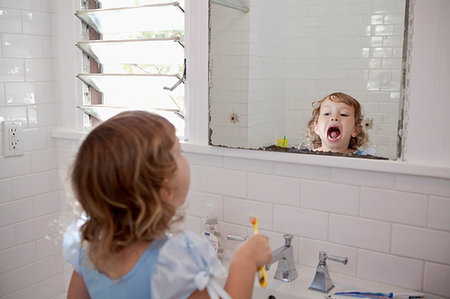 simsearch:614-06442834,k - Female toddler looking in mirror cleaning teeth Photographie de stock - Premium Libres de Droits, Code: 614-09210672