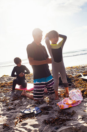 simsearch:649-07596731,k - Father and children preparing to surf, Encinitas, California, USA Stock Photo - Premium Royalty-Free, Code: 614-09210700