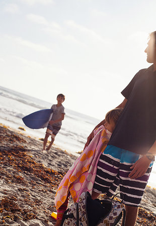 simsearch:649-07596731,k - Father and children enjoying beach, Encinitas, California, USA Stock Photo - Premium Royalty-Free, Code: 614-09210701