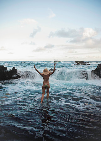 Young woman paddling in sea, Hana, Maui, Hawaii Foto de stock - Sin royalties Premium, Código: 614-09210888