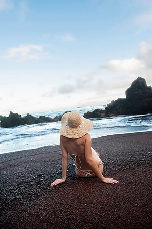 Young woman posing on beach, Hana, Maui, Hawaii Foto de stock - Sin royalties Premium, Código: 614-09210881