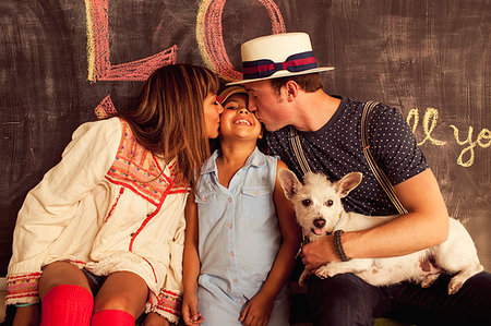 dog kissing girl - Father and mother kissing daughter on cheek Foto de stock - Sin royalties Premium, Código: 614-09211085