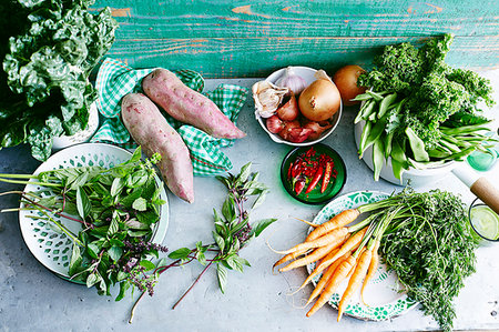 simsearch:400-06864386,k - Still life of fresh mint, sweet potatoes, baby carrots, chillies, onions, garlic, eschallots, green beans, kale and silverbeet Stock Photo - Premium Royalty-Free, Code: 614-09211255
