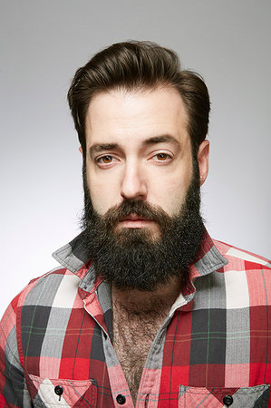 simsearch:649-07560393,k - Studio portrait of aloof bearded young man Photographie de stock - Premium Libres de Droits, Code: 614-09211513