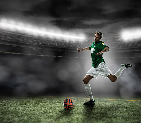 Footballer kicking ball Photographie de stock - Premium Libres de Droits, Code: 614-09211574